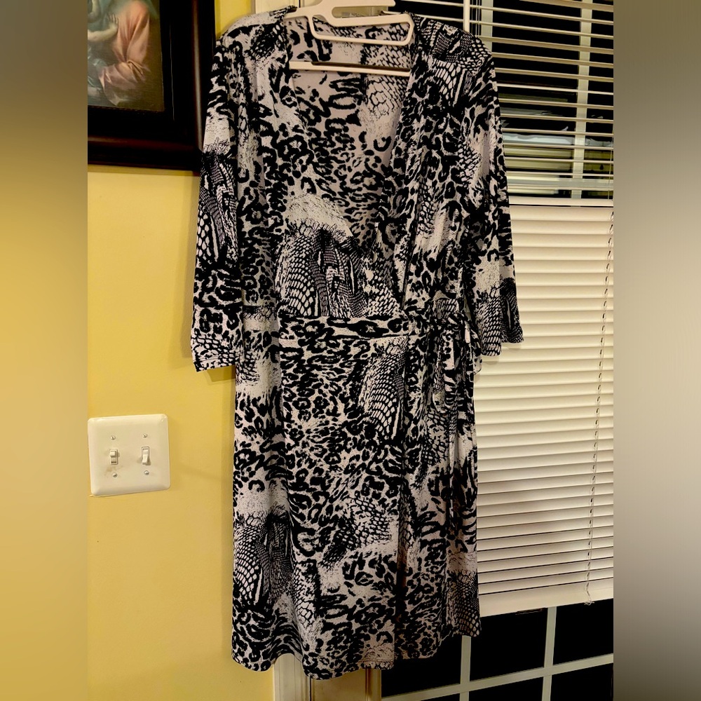 EUC Peter Nygard Black and White V- Neck Belted  Dress, Size L